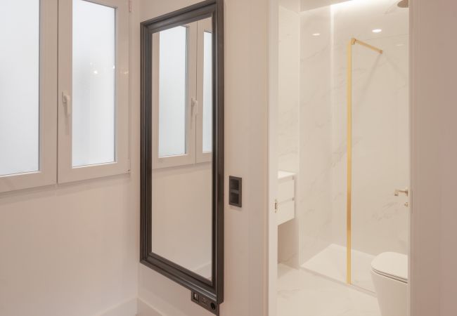 Apartamento en Madrid - M (ASB195) Escápate al Encanto Urbano: Piso con Ba Apartamento en Madrid - M (ASB195) Escápate al Encanto Urbano: Piso con Ba