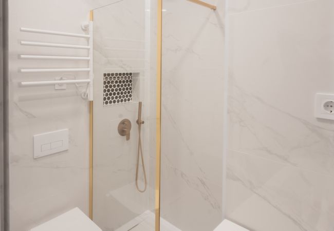 Apartamento en Madrid - M (ASB195) Escápate al Encanto Urbano: Piso con Ba Apartamento en Madrid - M (ASB195) Escápate al Encanto Urbano: Piso con Ba