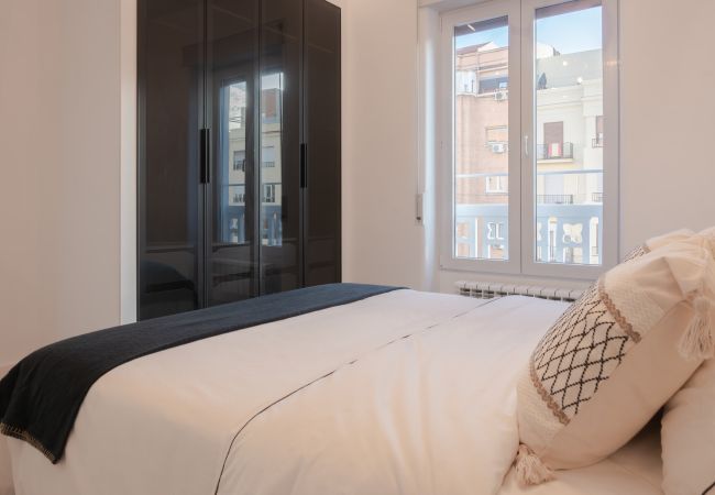 Apartamento en Madrid - M (ASB195) Escápate al Encanto Urbano: Piso con Ba Apartamento en Madrid - M (ASB195) Escápate al Encanto Urbano: Piso con Ba