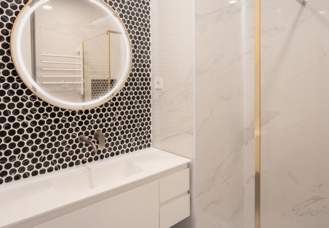 Apartamento en Madrid - M (ASB195) Escápate al Encanto Urbano: Piso con Ba Apartamento en Madrid - M (ASB195) Escápate al Encanto Urbano: Piso con Ba