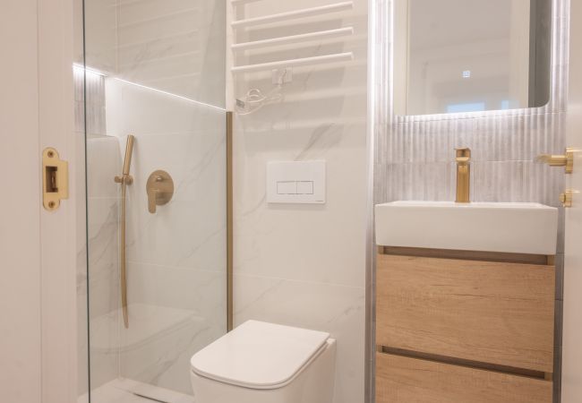 Apartamento en Madrid - M (ASB195) Escápate al Encanto Urbano: Piso con Ba Apartamento en Madrid - M (ASB195) Escápate al Encanto Urbano: Piso con Ba