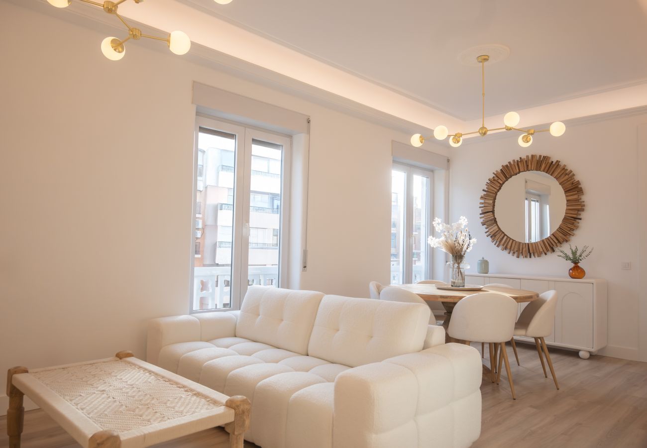 Apartamento en Madrid - M (ASB195) Escápate al Encanto Urbano: Piso con Ba Apartamento en Madrid - M (ASB195) Escápate al Encanto Urbano: Piso con Ba