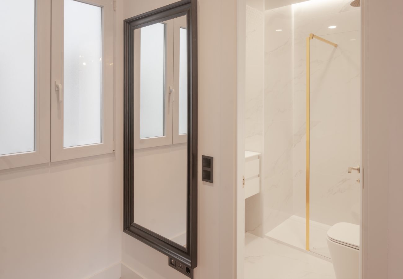 Apartamento en Madrid - M (ASB195) Escápate al Encanto Urbano: Piso con Ba Apartamento en Madrid - M (ASB195) Escápate al Encanto Urbano: Piso con Ba