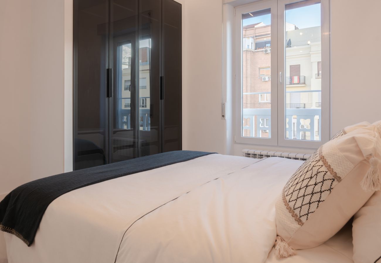 Apartamento en Madrid - M (ASB195) Escápate al Encanto Urbano: Piso con Ba Apartamento en Madrid - M (ASB195) Escápate al Encanto Urbano: Piso con Ba