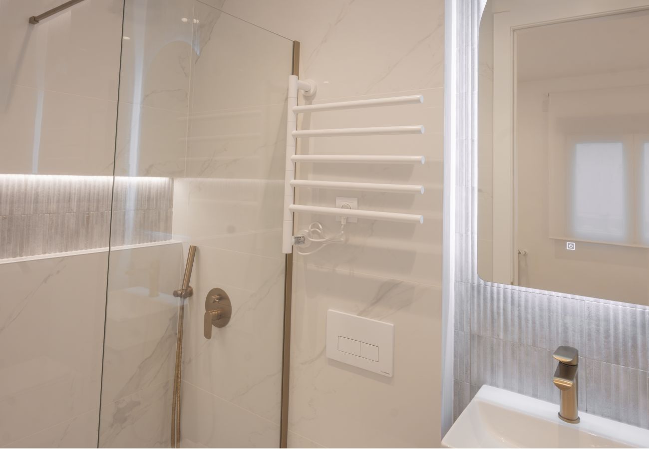 Apartamento en Madrid - M (ASB195) Escápate al Encanto Urbano: Piso con Ba Apartamento en Madrid - M (ASB195) Escápate al Encanto Urbano: Piso con Ba