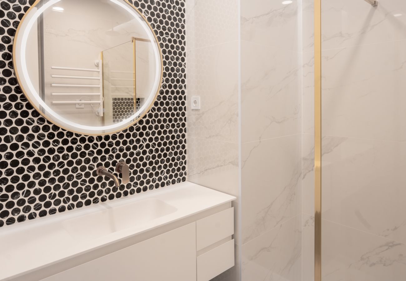 Apartamento en Madrid - M (ASB195) Escápate al Encanto Urbano: Piso con Ba Apartamento en Madrid - M (ASB195) Escápate al Encanto Urbano: Piso con Ba