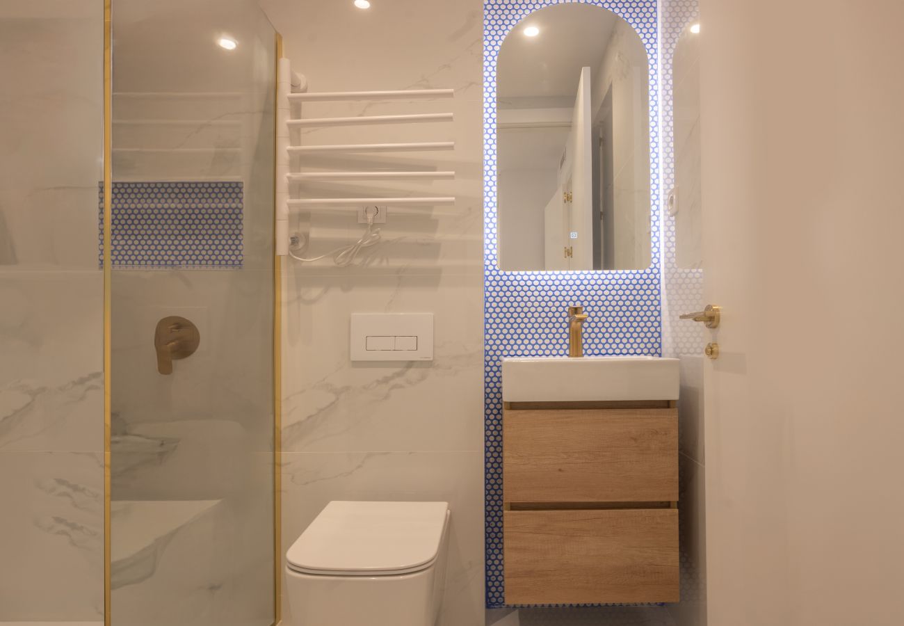 Apartamento en Madrid - M (ASB195) Escápate al Encanto Urbano: Piso con Ba Apartamento en Madrid - M (ASB195) Escápate al Encanto Urbano: Piso con Ba
