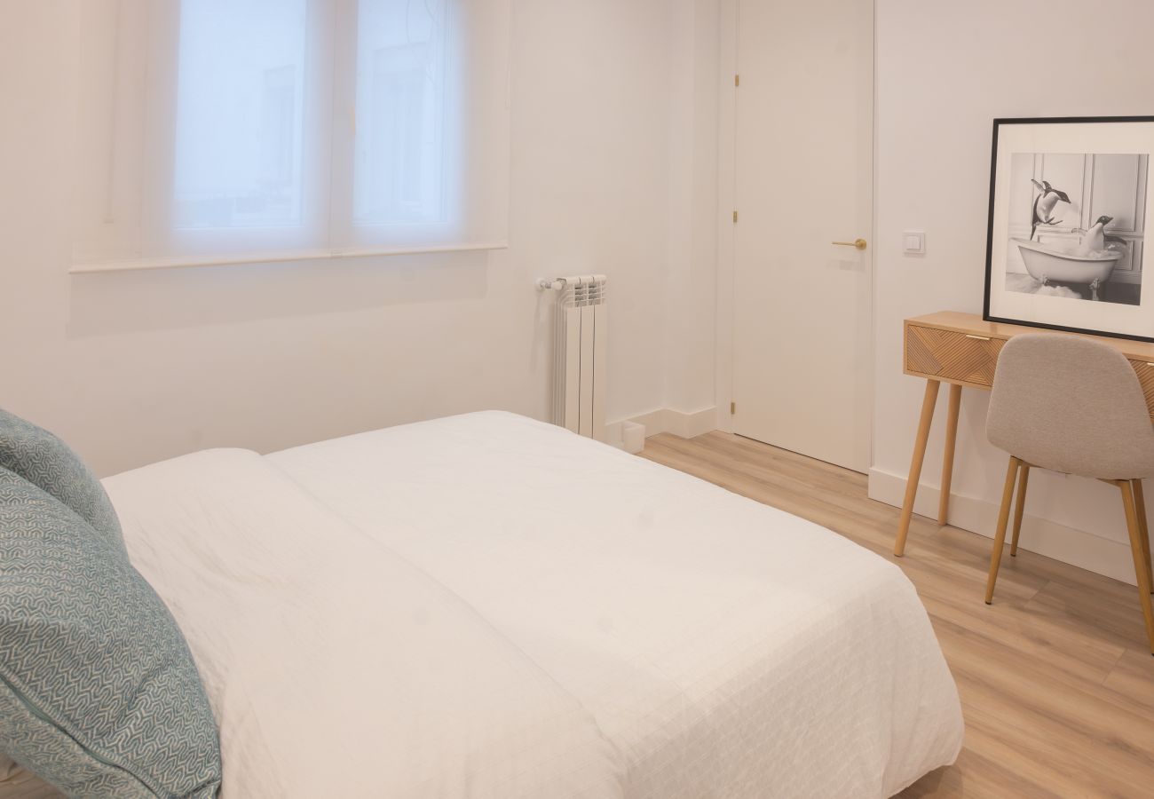 Apartamento en Madrid - M (ASB195) Escápate al Encanto Urbano: Piso con Ba Apartamento en Madrid - M (ASB195) Escápate al Encanto Urbano: Piso con Ba