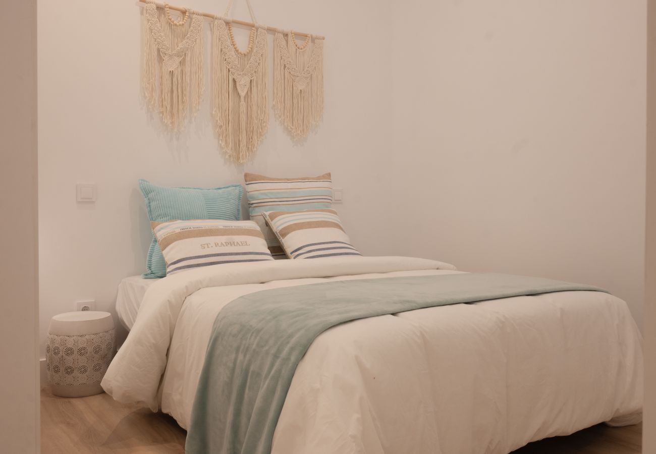 Apartamento en Madrid - M (ASB195) Escápate al Encanto Urbano: Piso con Ba Apartamento en Madrid - M (ASB195) Escápate al Encanto Urbano: Piso con Ba