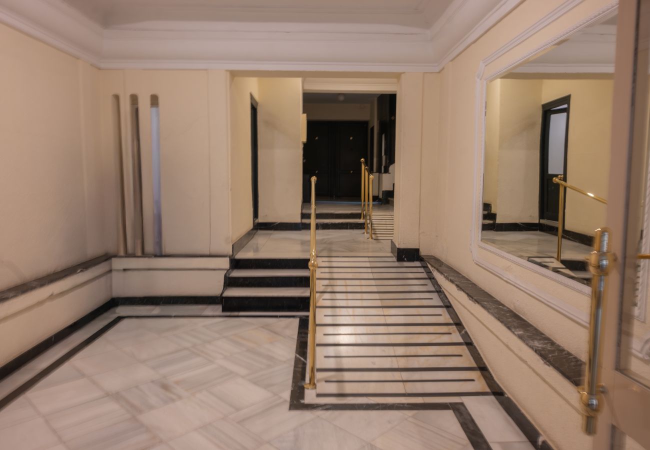 Apartamento en Madrid - M (ASB195) Escápate al Encanto Urbano: Piso con Ba Apartamento en Madrid - M (ASB195) Escápate al Encanto Urbano: Piso con Ba