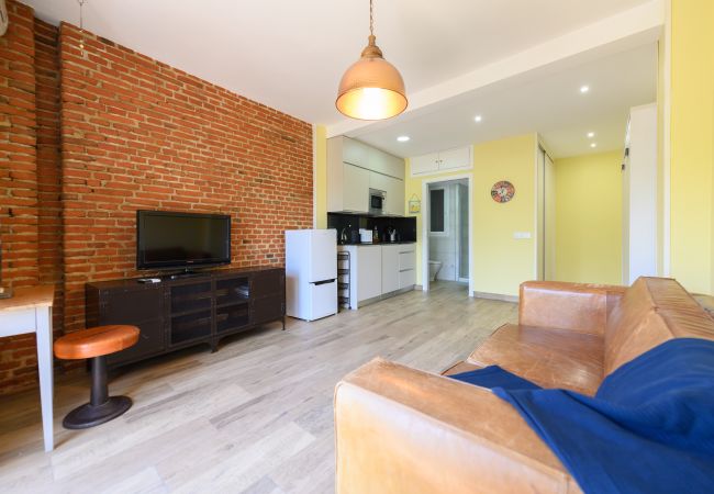 Studio à Madrid - M (AMA144) Estudio con balcón – Todo lo que nece