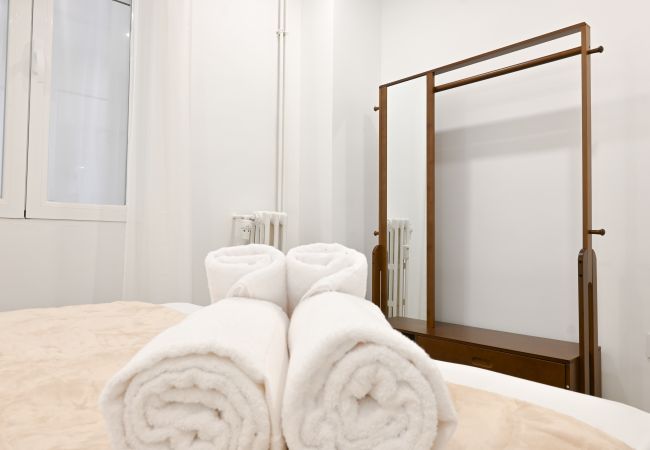 Apartamento em Madrid - M (VIL45) Amplia Casa de 3 Dormitorios: Vive la Na Apartamento em Madrid - M (VIL45) Amplia Casa de 3 Dormitorios: Vive la Na