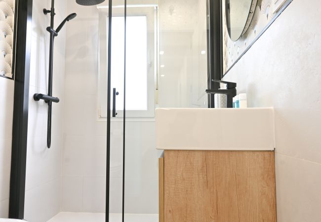 Apartamento em Madrid - M (VIL45) Amplia Casa de 3 Dormitorios: Vive la Na Apartamento em Madrid - M (VIL45) Amplia Casa de 3 Dormitorios: Vive la Na