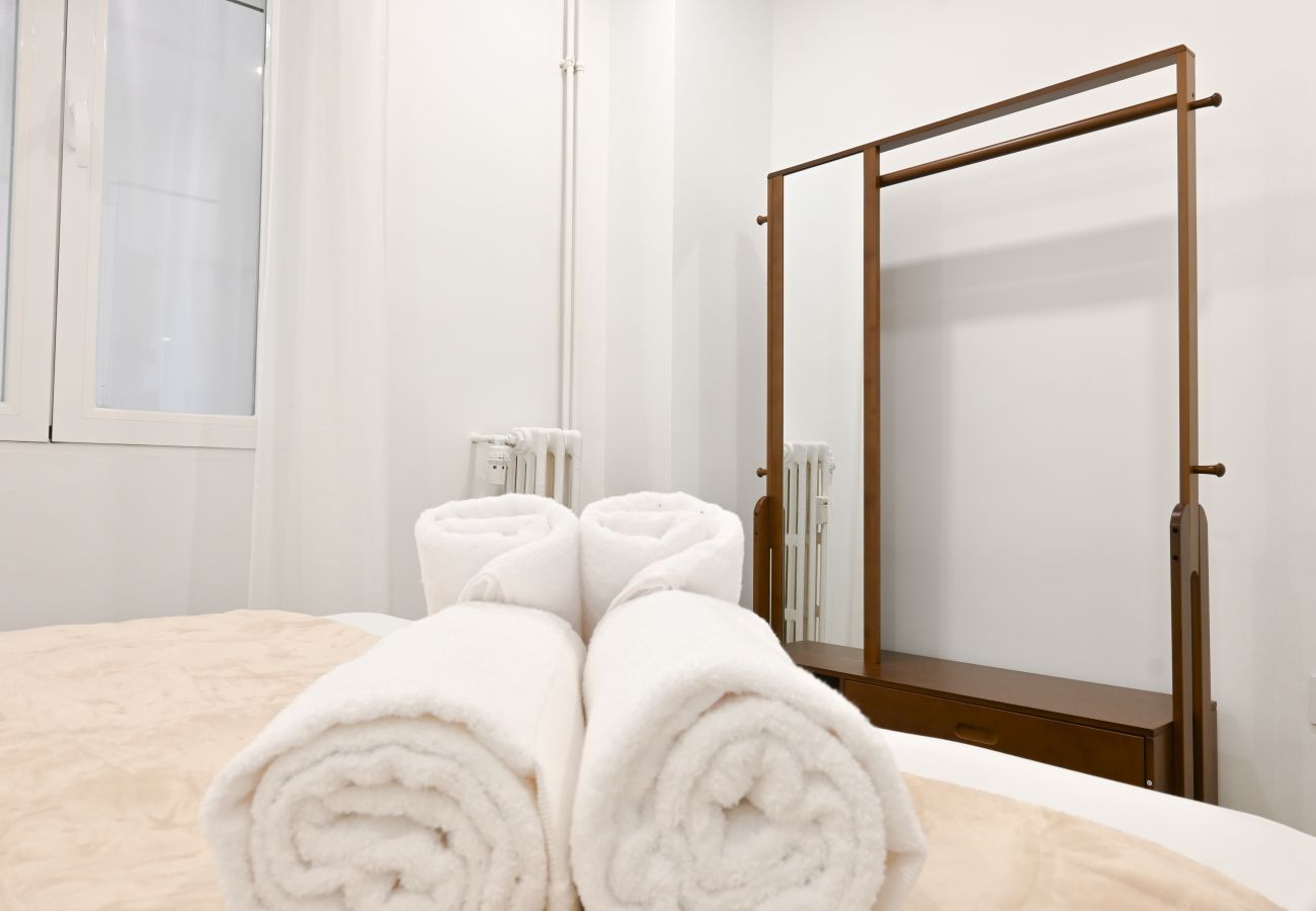 Apartamento em Madrid - M (VIL45) Amplia Casa de 3 Dormitorios: Vive la Na Apartamento em Madrid - M (VIL45) Amplia Casa de 3 Dormitorios: Vive la Na