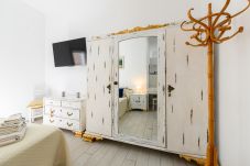 Estúdio em Madrid - M (SFU73)Estudio Moderno con Terraza Privada en Ma