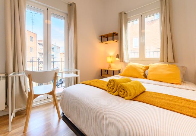Apartamento em Madrid - M (PDD82B) Piso de 3 dormitorios con balcón y toda