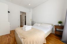 Apartment in Madrid - M (VEL551) Piso de 3 dormitorios y 2 en Salamanca