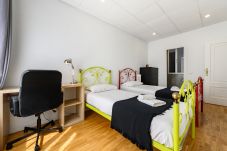Apartment in Madrid - M (VEL551) Piso de 3 dormitorios y 2 en Salamanca