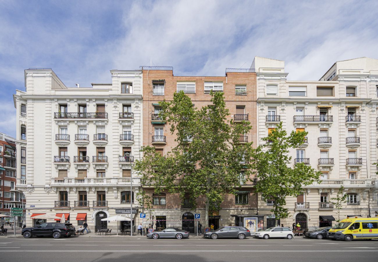 Apartment in Madrid - M (AMPE350) Apartamento dúplex con patio Apartment in Madrid - M (AMPE350) Apartamento dúplex con patio