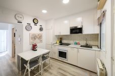 Rent by room in Madrid - M (HDB1204)La Paz: Habitación con confort y esenc