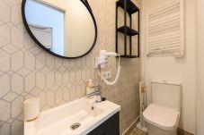 Rent by room in Madrid - M (HDB1204)La Paz: Habitación con confort y esenc