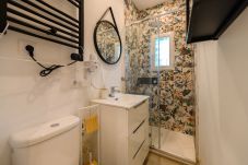 Rent by room in Madrid - M (HDB1204)La Paz: Habitación con confort y esenc